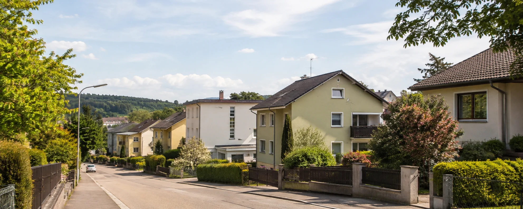Gewachsenes Wohngebiet mit älteren Häusern in Österreich